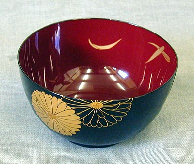 下地処理ののち、中塗り、上塗り、加飾(蒔絵)を施し完成です。